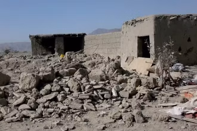 Cảnh đổ nát sau một cuộc không kích tại Nangarhar, Afghanistan. (Ảnh: THX/TTXVN)