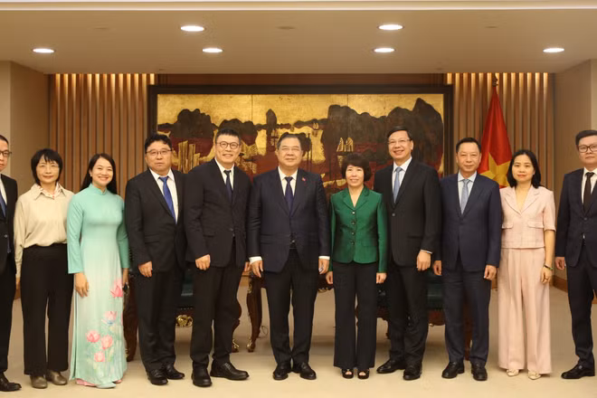 Phó Thủ tướng Thường trực Chính phủ Phạm Gia Túc chụp ảnh lưu niệm tại buổi tiếp Chủ tịch Tập đoàn Texhong Hồng Thiên Chúc. (Ảnh: chinhphu.vn)