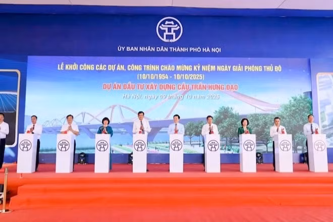 Phó Thủ tướng Chính phủ Mai Văn Chính và các đại biểu thực hiện nghi thức khởi công cầu Trần Hưng Đạo.