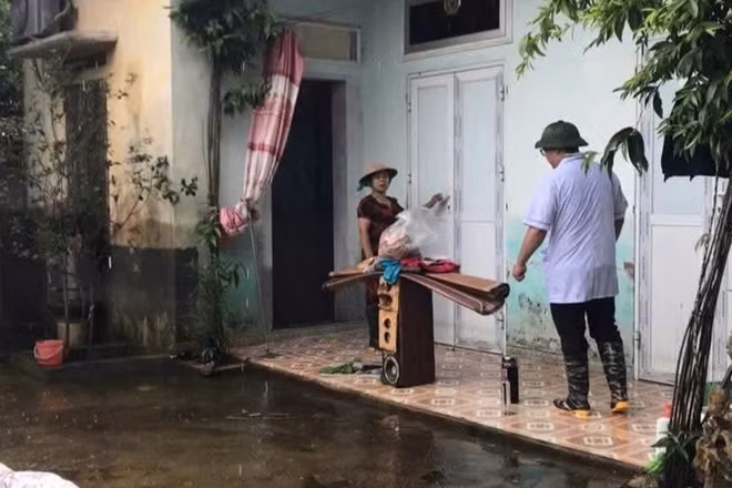 Cán bộ y tế hướng dẫn người dân vệ sinh môi trường để phòng các bệnh truyền nhiễm sau mưa bão tại Hà Nội. (Ảnh: VĂN LẬP)