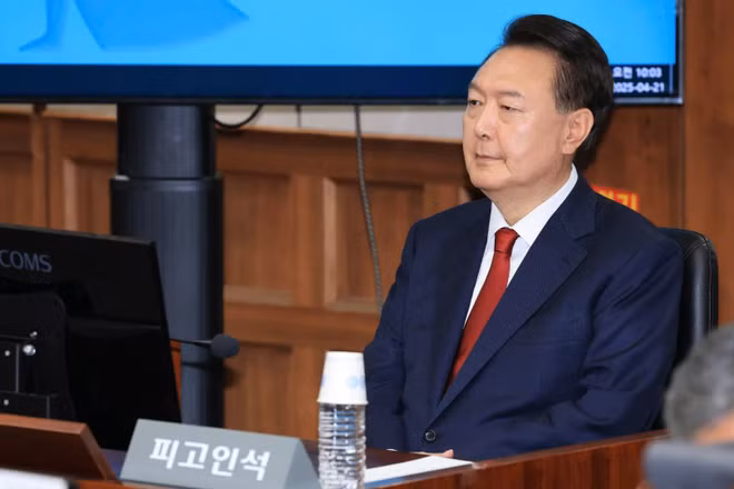 Cựu Tổng thống Hàn Quốc Yoon Suk Yeol tại phiên điều trần ở Seoul ngày 21/4/2025. (Ảnh: THX/TTXVN)
