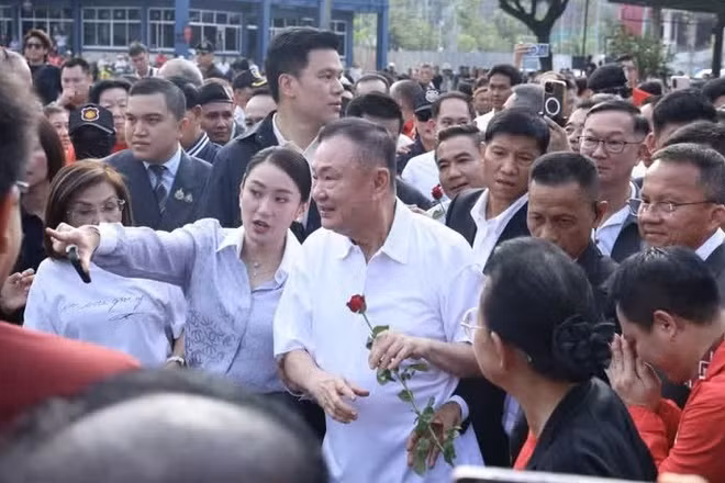 Cựu Thủ tướng Thái Lan Thaksin Shinawatra (giữa) rời nhà tù trung tâm Klong Prem ở Bangkok, hưởng chế độ ân xá ra tù trước thời hạn, ngày 11/5/2026. (Ảnh: THX/TTXVN)