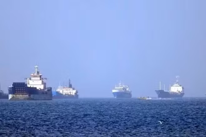 Tàu thuyền vận chuyển trên eo biển Hormuz. (Ảnh: THX/TTXVN)