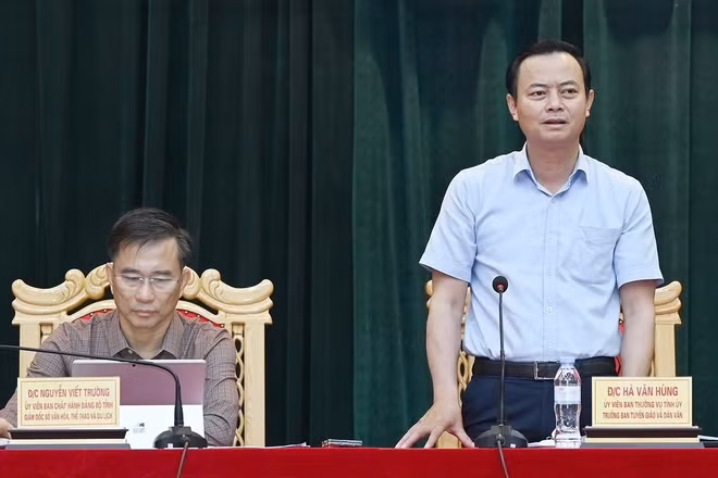 Đồng chí Hà Văn Hùng, Ủy viên Ban Thường vụ, Trưởng Ban Tuyên giáo Dân vận Hà Tĩnh làm rõ thêm các nội dung về lễ kỷ niệm tại buổi họp báo.