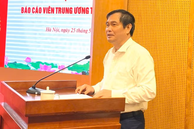 Phó Trưởng Ban Tuyên giáo và Dân vận Trung ương Phan Xuân Thủy phát biểu tại hội nghị.