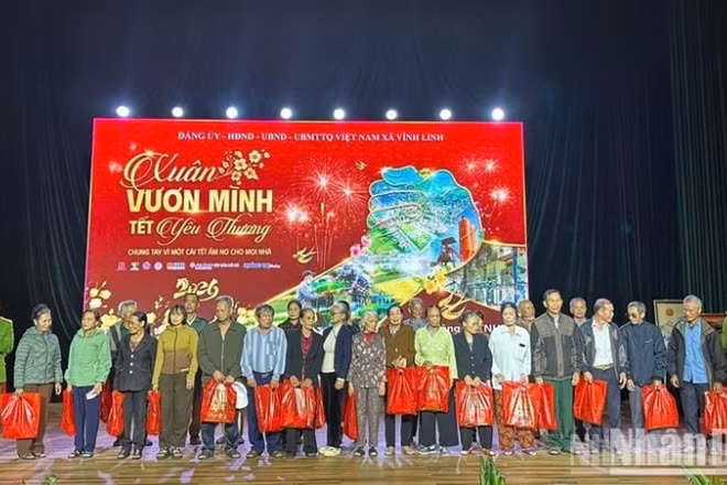Công an xã Vĩnh Linh trao quà Tết đến các hộ dân có hoàn cảnh khó khăn trên địa bàn xã.