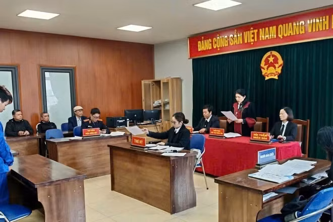 Người chưa thành niên bị xét xử tại Tòa án nhân dân Khu vực 3, thành phố Hà Nội.
