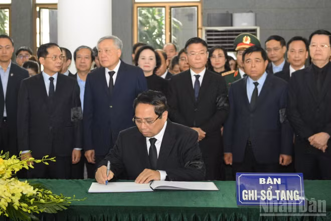 Thủ tướng Phạm Minh Chính ghi sổ tang chia buồn cùng gia đình. (Ảnh: THẾ ĐẠI)