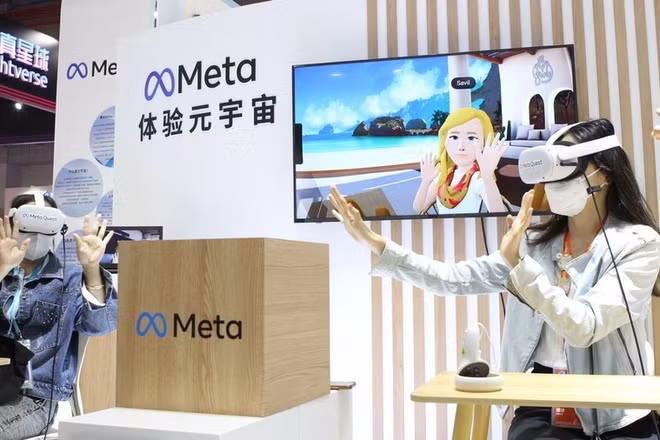 Khách tham quan trải nghiệm các thiết bị thực tế ảo (VR) của Meta Platforms tại khu vực triển lãm Công nghiệp thông minh và Công nghệ thông tin thuộc Hội chợ Nhập khẩu quốc tế Trung Quốc lần thứ 5. (Ảnh: TÂN HOA XÃ)