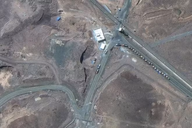 Các xe tải chở hàng di chuyển tại lối vào cơ sở hạt nhân ở tỉnh Qom, Iran. (Ảnh: AA/TTXVN)