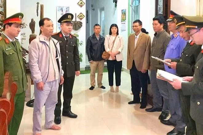 Cơ quan An ninh điều tra Công an thành phố Huế tống đạt quyết định khởi tố vụ án, khởi tố bị can, lệnh bắt bị can để tạm giam đối với Nguyễn Xuân Bình. (Ảnh: Bộ Công an)