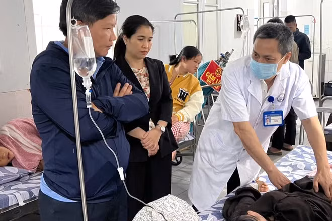 Đại diện lãnh đạo Ủy ban nhân dân xã Tân Lập đến bệnh viện thăm hỏi, động viên các bệnh nhân.