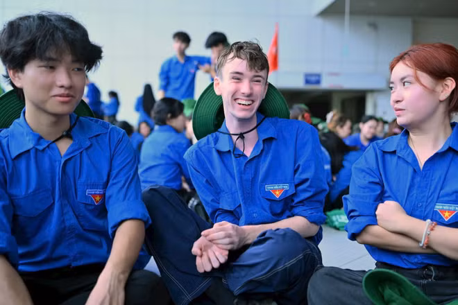 Toby James Foster (ở giữa) cùng bạn bè trước giờ lên đường tham gia chiến dịch tình nguyện “Mùa hè xanh” năm 2026.
