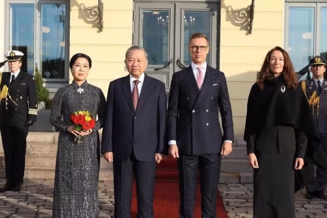 Tổng thống Cộng hòa Phần Lan Alexander Stubb và Phu nhân chủ trì Lễ đón chính thức Tổng Bí thư Tô Lâm và Phu nhân thăm chính thức Cộng hòa Phần Lan. (Ảnh: TTXVN)
