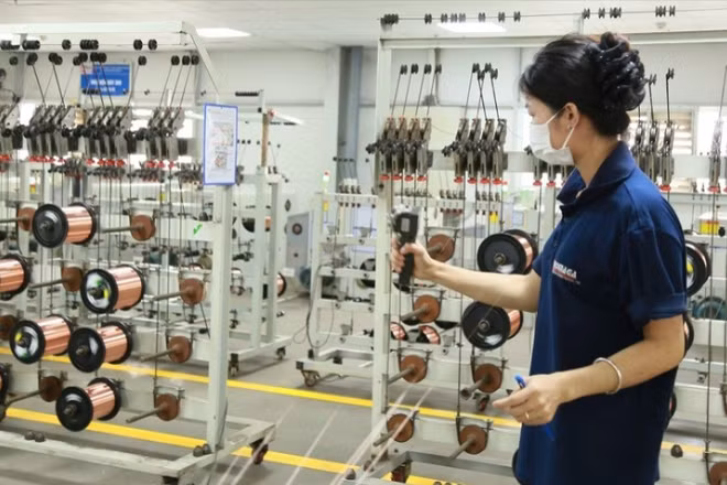 Lao động của Công ty TNHH Thành Đồng (Cụm công nghiệp Dốc Sặt, Từ Sơn, Bắc Ninh) trong dây chuyền sản xuất. (Ảnh nhandan.vn)