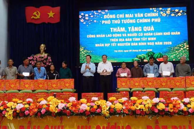 Người dân phấn khởi khi được nhận quà Tết của Đoàn công tác.