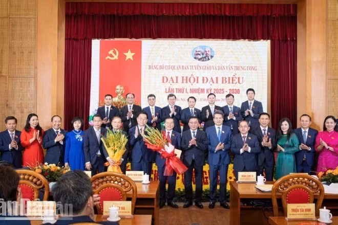 Đồng chí Trần Cẩm Tú và đồng chí Nguyễn Trọng Nghĩa chúc mừng Ban Chấp hành Đảng bộ cơ quan Ban Tuyên giáo và Dân vận Trung ương nhiệm kỳ 2025-2030. (Ảnh: SƠN TÙNG)