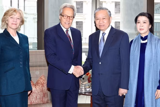 Tổng Bí thư Tô Lâm và Phu nhân tiếp Công tước xứ Richmond Charles Gordon-Lennox và Phu nhân. (Ảnh: TTXVN)