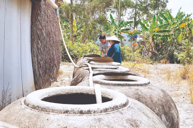 Tận dụng các lu bồn để hứng và dự trữ “nước trời” vẫn là giải pháp cầm cự của người dân trong những tháng khô hạn.