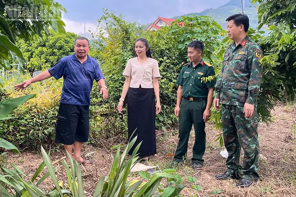 Ông Lường Văn Tụi, bản Cang Kiểng cung cấp thông tin cho Ban Chỉ huy Quân sự xã Chiềng Khoong về dấu vết các phần mộ. (Ảnh: THÙY DƯƠNG)