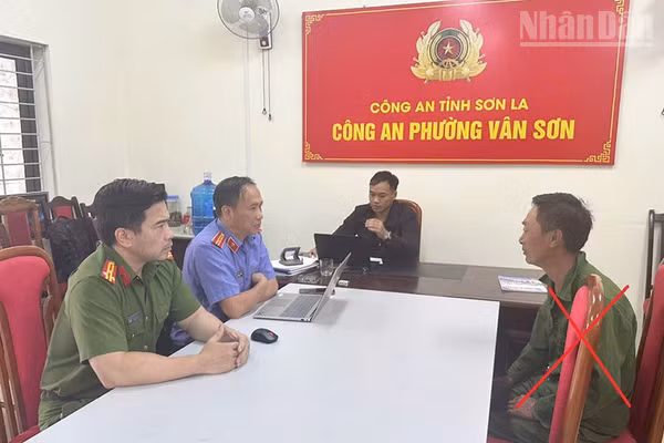 Công an Sơn La và Viện Kiểm sát tỉnh Sơn La tiến hành lấy lời khai đối tượng Giàng A Si (dấu X). (Ảnh: TRUNG HIẾU)