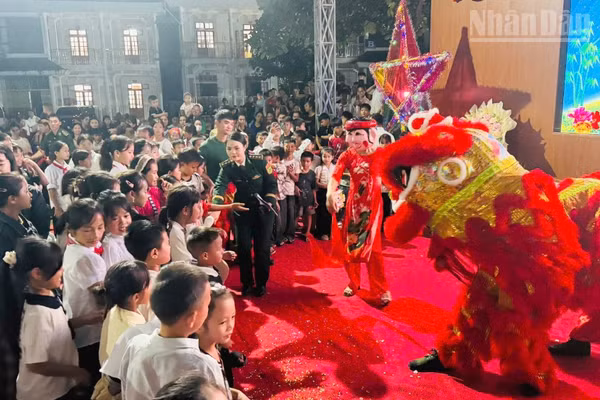 Tiết mục múa lân của Bộ đội Biên phòng tỉnh Sơn La biểu diễn phục vụ các cháu học sinh. (Ảnh: A HỒ)