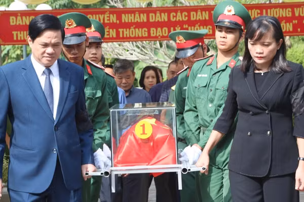 Lãnh đạo các sở, ngành, Ban Chỉ đạo 515 tỉnh Sơn La đưa tiễn liệt sĩ về nơi an nghỉ cuối cùng. (Ảnh: PHAN THẢO)