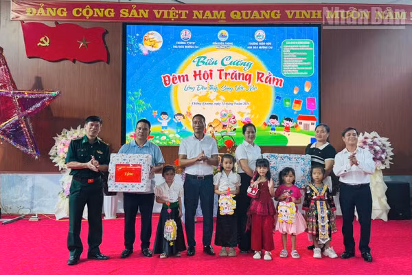 Gần 3.800 suất quà, với tổng trị giá hơn 573 triệu đồng được Bộ đội Biên phòng Sơn La phối hợp trao cho các em thiếu nhi khu vực biên giới dịp Tết Trung thu. (Ảnh: QUÀNG HÙNG)