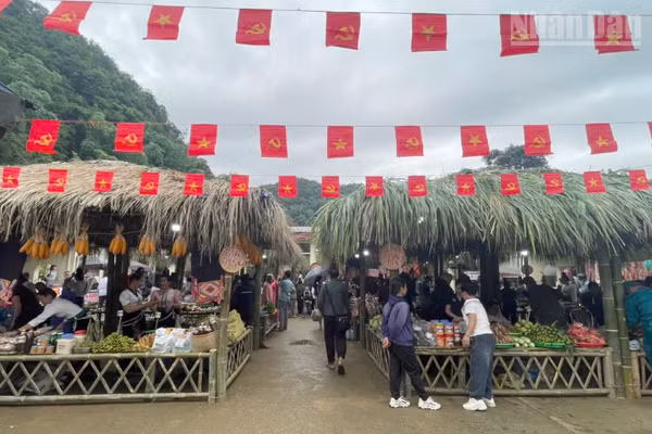 Chợ phiên xã Muổi Nọi được tổ chức đúng vào dịp chào mừng Quốc khánh 2/9, thu hút đông đảo người dân và du khách tham quan. (Ảnh: QUỲNH LIÊN)