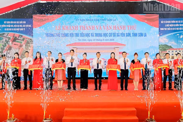 Các đại biểu cắt băng khánh thành và vận hành thử Trường phổ thông nội trú Tiểu học và Trung học cơ sở tại xã Yên Sơn. (Ảnh: QUỐC TUẤN)