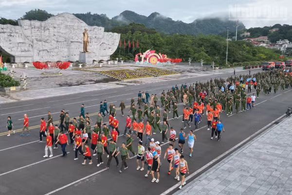 Tại Sơn La có gần 30.000 người tham gia hưởng ứng hoạt động đi bộ “Cùng Việt Nam tiến bước”. (Ảnh: QUỐC TUẤN)