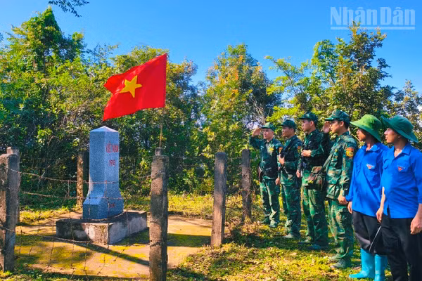 Trong những ngày này, Bộ đội Biên phòng Sơn La thường xuyên có lực lượng tuần tra, tuyên truyền người dân ở khu vực biên giới. (Ảnh: QUỐC TUẤN)