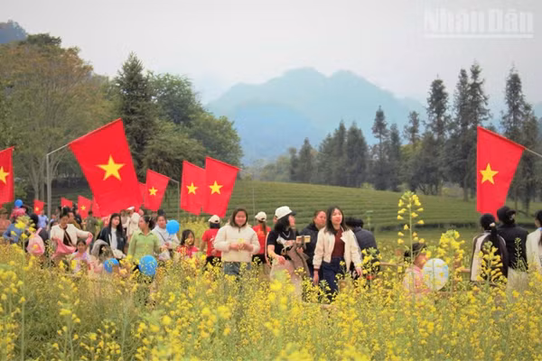 Ngày hội nông sản và các hoạt động văn hóa-du lịch năm 2026 xã Bình Thuận, tỉnh Sơn La thu hút hàng ngàn du khách và người dân tới tham dự. (Ảnh: QUỐC TUẤN)