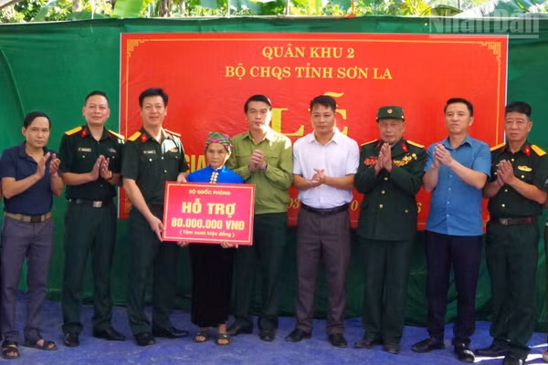 Lãnh đạo Bộ Chỉ huy Quân sự tỉnh Sơn La chuyển trao tiền hỗ trợ xây dựng nhà tình nghĩa cho gia đình thân nhân liệt sĩ. (Ảnh: THỌ SƠN)