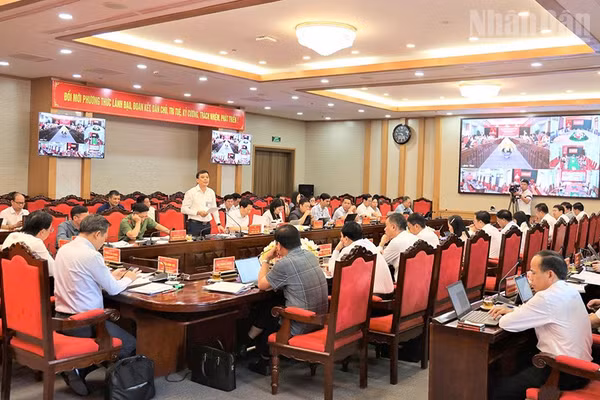 Tỉnh Sơn La tổ chức họp bàn giải pháp thực hiện kịch bản tăng trưởng quý IV năm 2026. Hội nghị được kết nối trực tuyến đến 75 điểm cầu xã, phường trong tỉnh. (Ảnh: QUỐC TUẤN)
