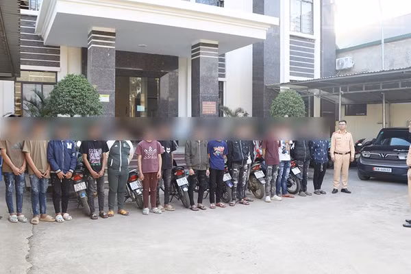 Lực lượng Cảnh sát giao thông Sơn La xử lý các trường hợp vi phạm trật tự, an toàn giao thông liên quan vụ gây rối trật tự công cộng, hủy hoại tài sản. (Ảnh: TRUNG HIẾU)