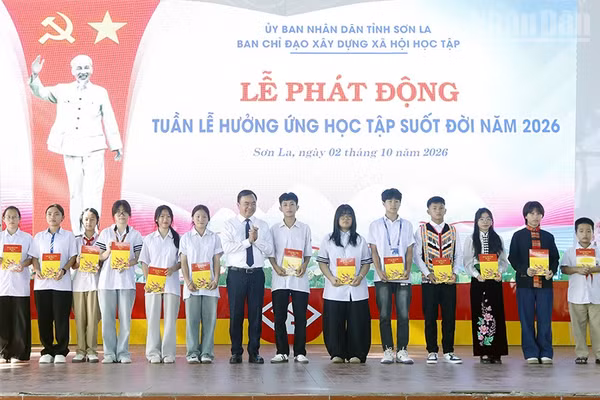 Lãnh đạo Ủy ban nhân dân tỉnh Sơn La trao học bổng Tô Hiệu cho các học sinh có hoàn cảnh khó khăn, vượt khó học giỏi. (Ảnh: QUỐC TUẤN)