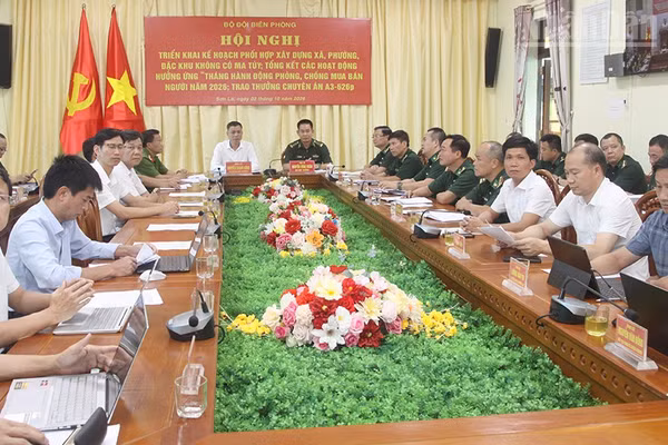 Lãnh đạo Ủy ban nhân dân tỉnh Sơn La và Ban Chỉ huy Bộ đội Biên phòng tỉnh, tham dự hội nghị trực tuyến triển khai Kế hoạch số 5667/KH-BĐBP ngày 25/9/2026 của Bộ Tư lệnh Bộ đội Biên phòng về phối hợp xây dựng xã, phường, đặc khu không có ma túy ở khu vực biên giới. (Ảnh: QUỐC TUẤN)
