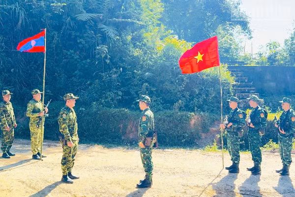 Đồn Biên phòng Chiềng Tương phối hợp Đại đội Biên phòng 213 tổ chức tuần tra song phương đoạn biên giới phụ trách. (Ảnh: THÙY DƯƠNG)