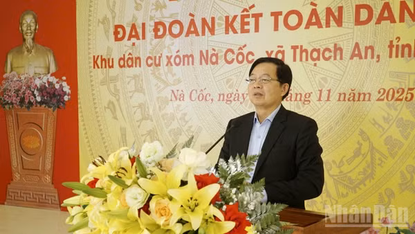 Phó Thủ tướng Hồ Quốc Dũng phát biểu ý kiến trong Ngày hội Đại đoàn kết xóm Nà Cốc, Xã Thạch An, tỉnh Cao Bằng.