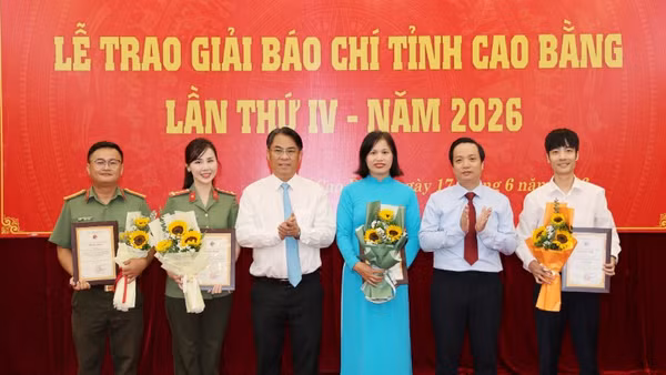Lãnh đạo tỉnh Cao Bằng trao giải cho các tác phẩm đoạt giải A. (Ảnh: Báo Cao Bằng)