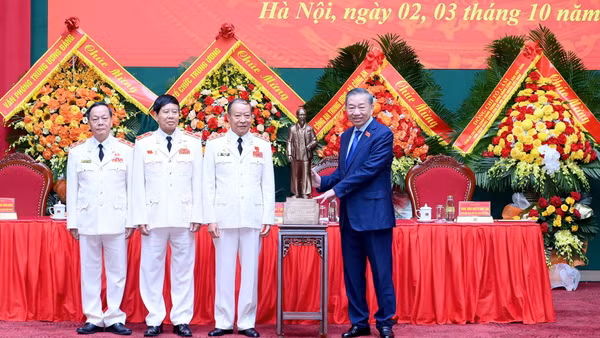 Tổng Bí thư, Chủ tịch nước Tô Lâm trao bức chân dung Chủ tịch Hồ Chí Minh tặng Hội Cựu Công an nhân dân Việt Nam. (Ảnh: ĐĂNG KHOA)