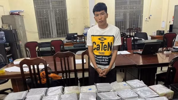 Đối tượng Phạm Tuấn Cường cùng tang vật tại Cơ quan công an. (Ảnh: Công an Hà Nội)