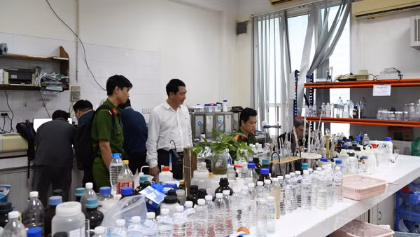 Cơ quan chức năng khám xét phòng thí nghiệm tại các trung tâm quan trắc môi trường. (Ảnh: C04)