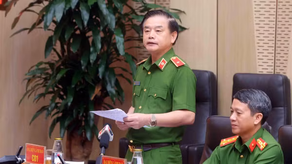 Thiếu tướng Trần Văn Toản, Phó Chánh Văn phòng Cơ quan Cảnh sát điều tra Bộ Công an đã thông tin tại họp báo. (Ảnh: KIÊN PHẠM)