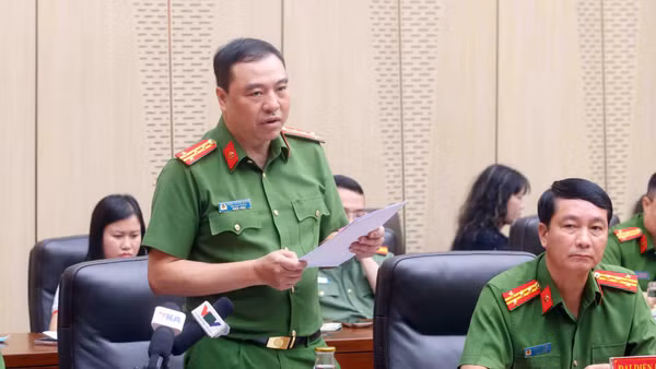 Đại tá Nguyễn Trường Giang thông tin về vụ Công ty Cổ phần đầu tư y tế Việt Mỹ. (Ảnh: KIÊN PHẠM)
