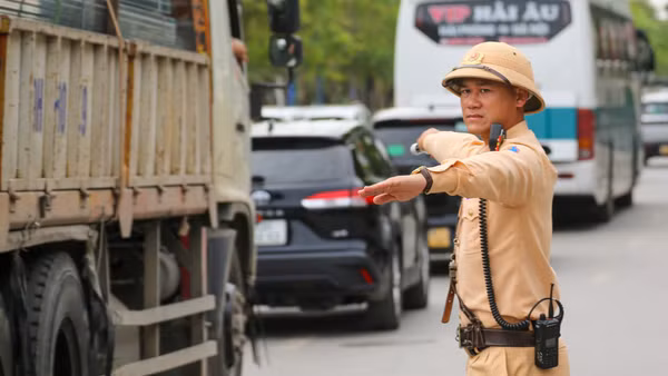 Công an thành phố Hà Nội tổ chức ứng trực bảo đảm giao thông thông suốt trong kỳ nghỉ lễ. (Ảnh: Công an Hà Nội)