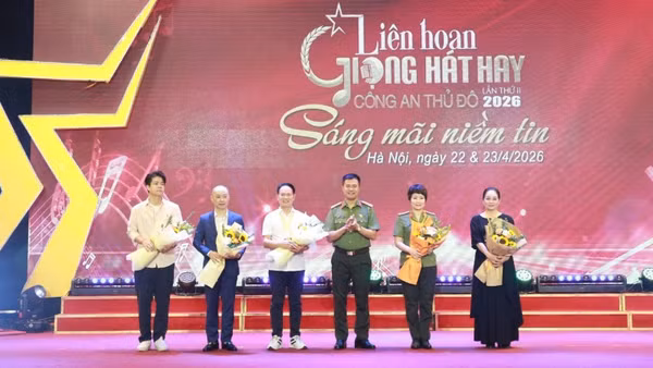 Đại tá Nguyễn Ngọc Quyền tặng hoa Ban giám khảo liên hoan.