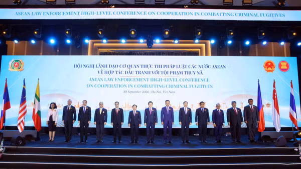 Đại diện các nước tham dự Hội nghị lãnh đạo cơ quan thực thi pháp luật các nước ASEAN về hợp tác đấu tranh với tội phạm truy nã tại Hà Nội, ngày 30/9. (Ảnh: Bộ Công an)