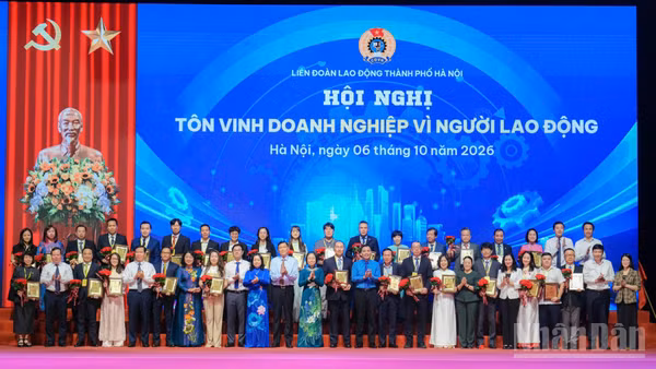 Liên đoàn Lao động thành phố Hà Nội tôn vinh 30 doanh nghiệp vì người lao động. 